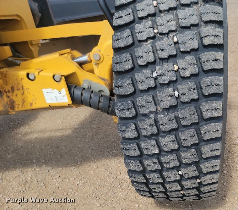 image for item NZ9810 2013 John Deere 772GP motor grader