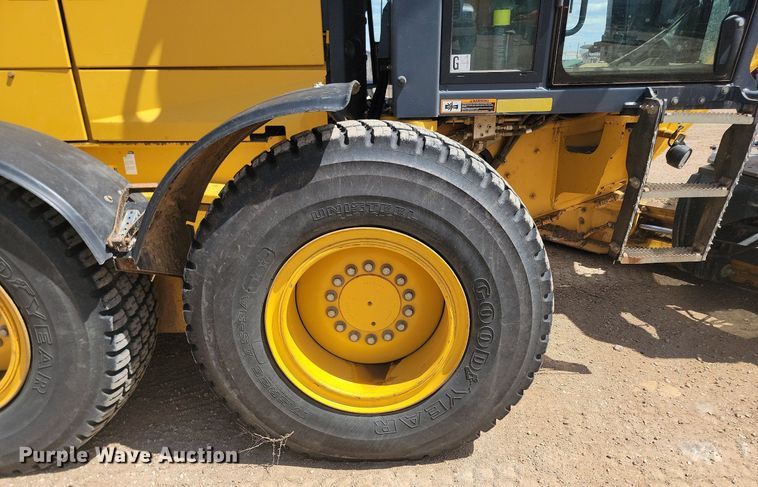 image for item NZ9810 2013 John Deere 772GP motor grader