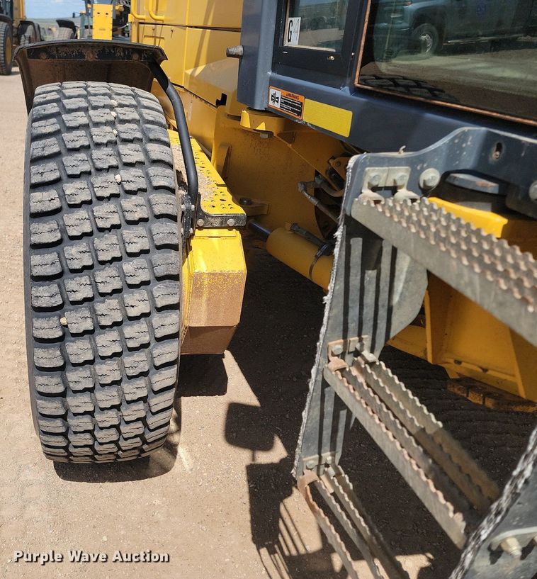 image for item NZ9810 2013 John Deere 772GP motor grader