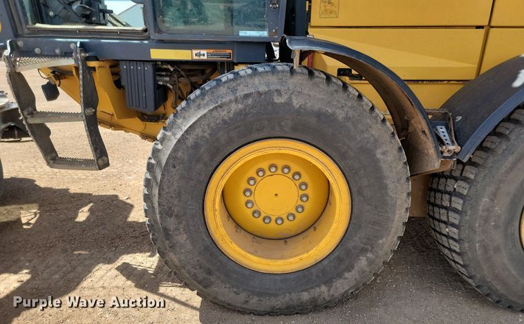 image for item NZ9810 2013 John Deere 772GP motor grader