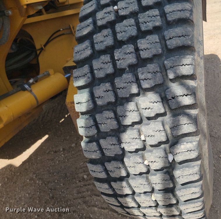 image for item NZ9810 2013 John Deere 772GP motor grader