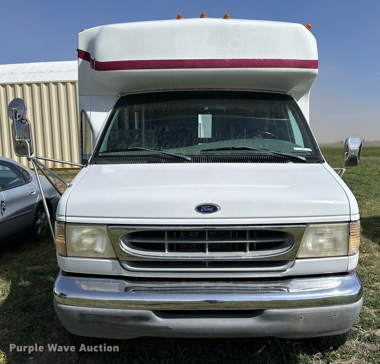 image for item OI9033 1999 Eldorado Ford Econoline E450 shuttle bus