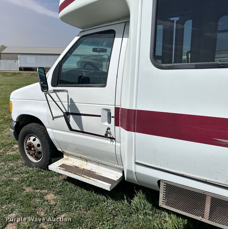 image for item OI9033 1999 Eldorado Ford Econoline E450 shuttle bus