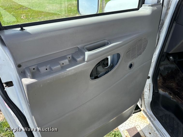 image for item OI9033 1999 Eldorado Ford Econoline E450 shuttle bus