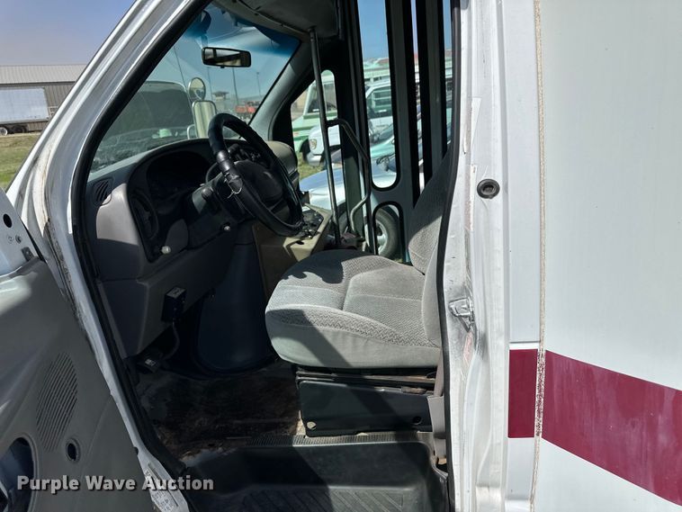 image for item OI9033 1999 Eldorado Ford Econoline E450 shuttle bus