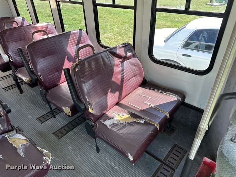 image for item OI9033 1999 Eldorado Ford Econoline E450 shuttle bus