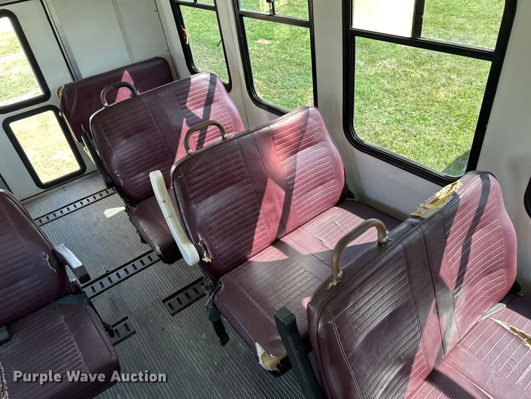 image for item OI9033 1999 Eldorado Ford Econoline E450 shuttle bus