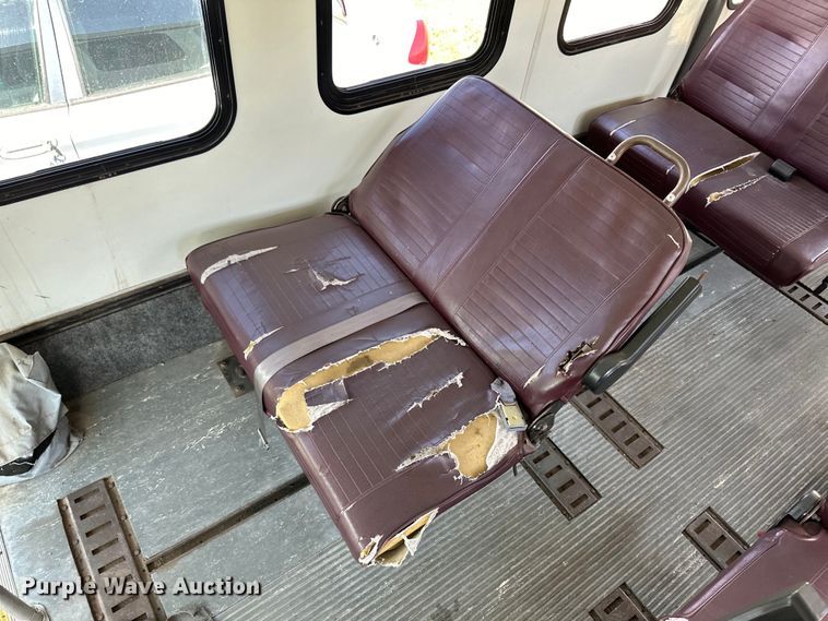 image for item OI9033 1999 Eldorado Ford Econoline E450 shuttle bus