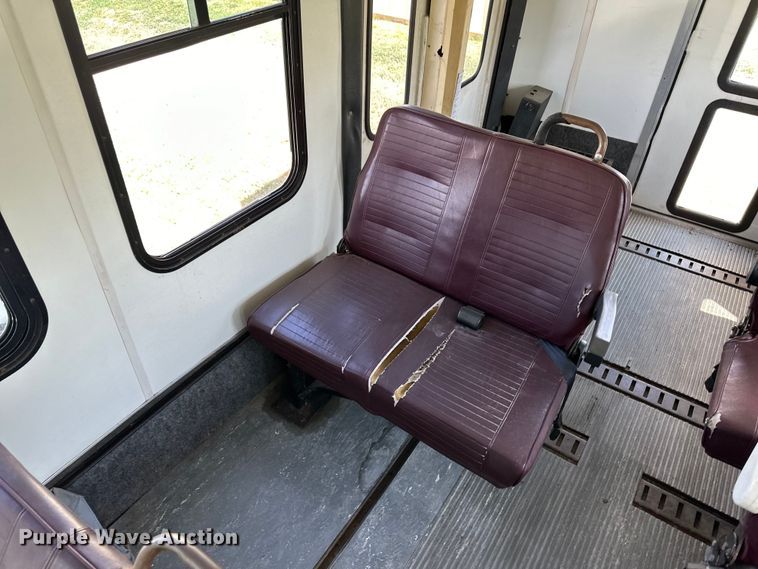 image for item OI9033 1999 Eldorado Ford Econoline E450 shuttle bus