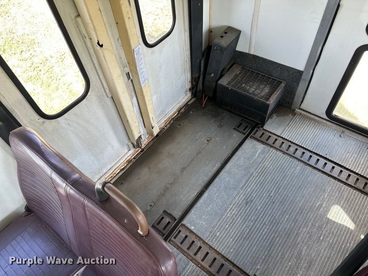 image for item OI9033 1999 Eldorado Ford Econoline E450 shuttle bus