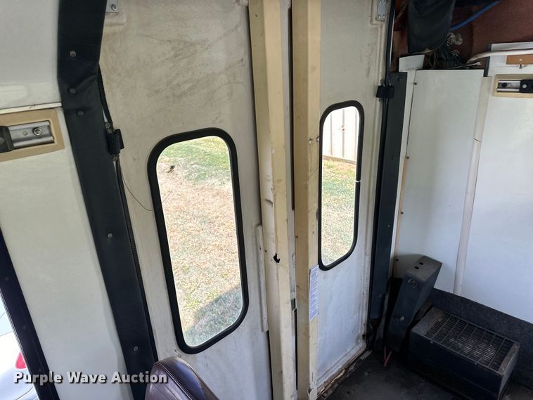 image for item OI9033 1999 Eldorado Ford Econoline E450 shuttle bus