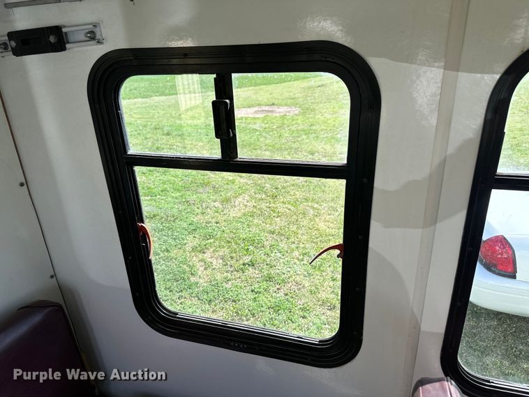 image for item OI9033 1999 Eldorado Ford Econoline E450 shuttle bus