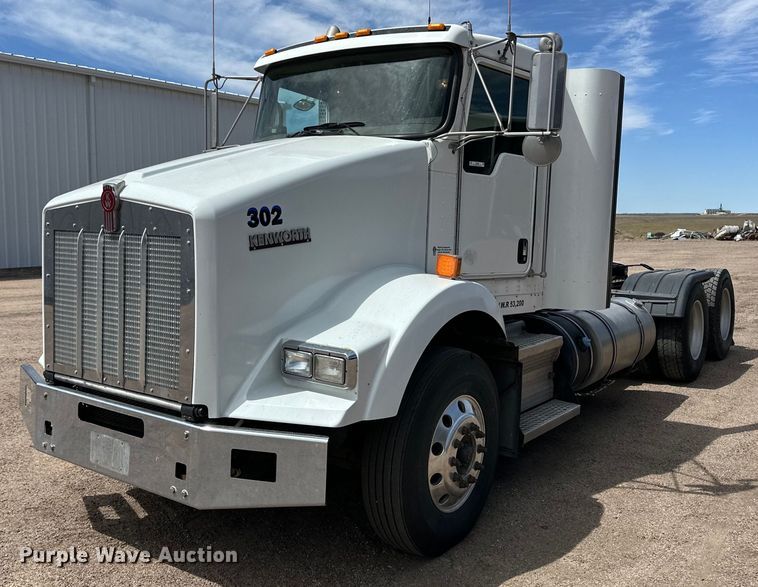 image for item OI9080 2013 Kenworth T800 semi truck