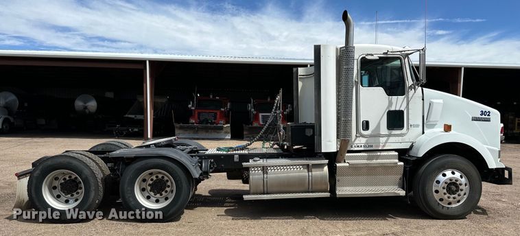 image for item OI9080 2013 Kenworth T800 semi truck