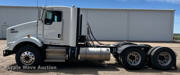 image for item OI9080 2013 Kenworth T800 semi truck