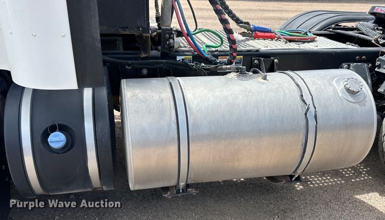 image for item OI9080 2013 Kenworth T800 semi truck