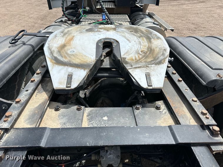 image for item OI9080 2013 Kenworth T800 semi truck