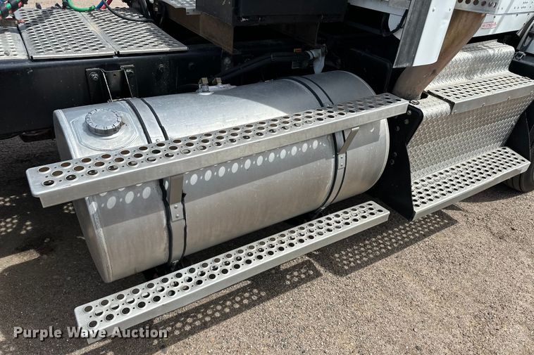 image for item OI9080 2013 Kenworth T800 semi truck