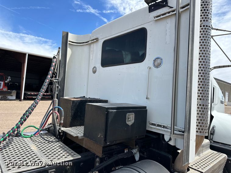 image for item OI9080 2013 Kenworth T800 semi truck