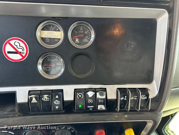 image for item OI9080 2013 Kenworth T800 semi truck