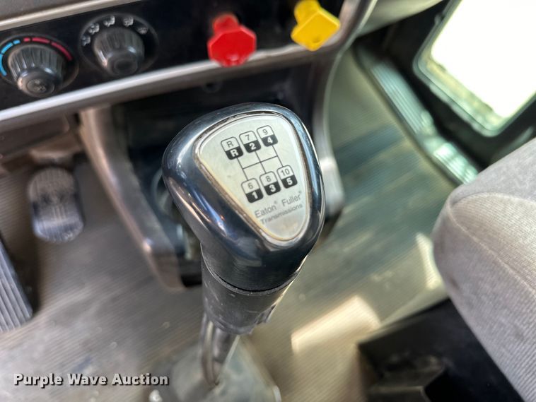 image for item OI9080 2013 Kenworth T800 semi truck