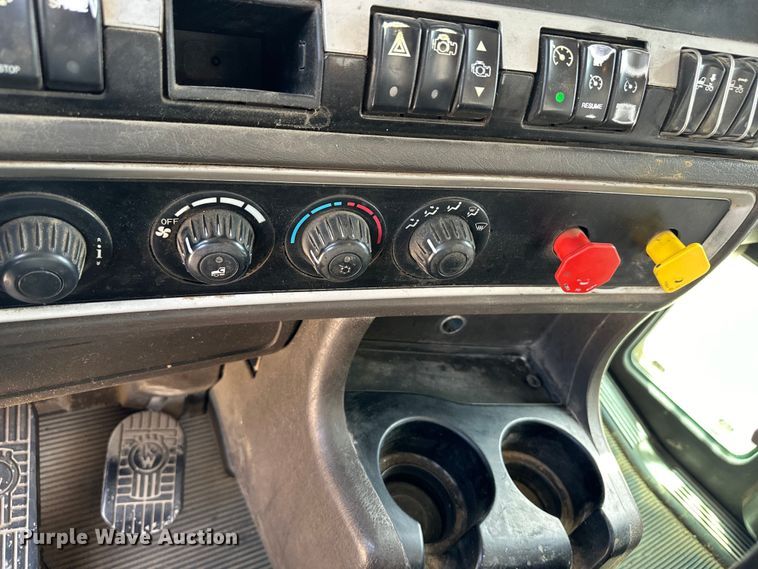 image for item OI9080 2013 Kenworth T800 semi truck