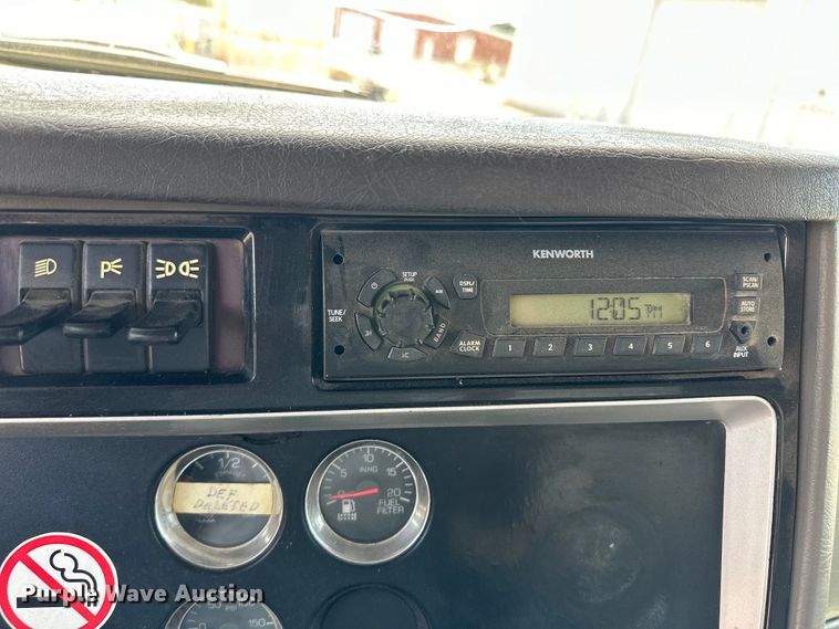 image for item OI9080 2013 Kenworth T800 semi truck