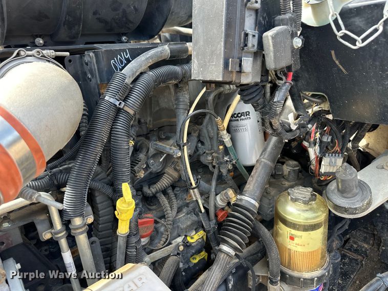 image for item OI9080 2013 Kenworth T800 semi truck