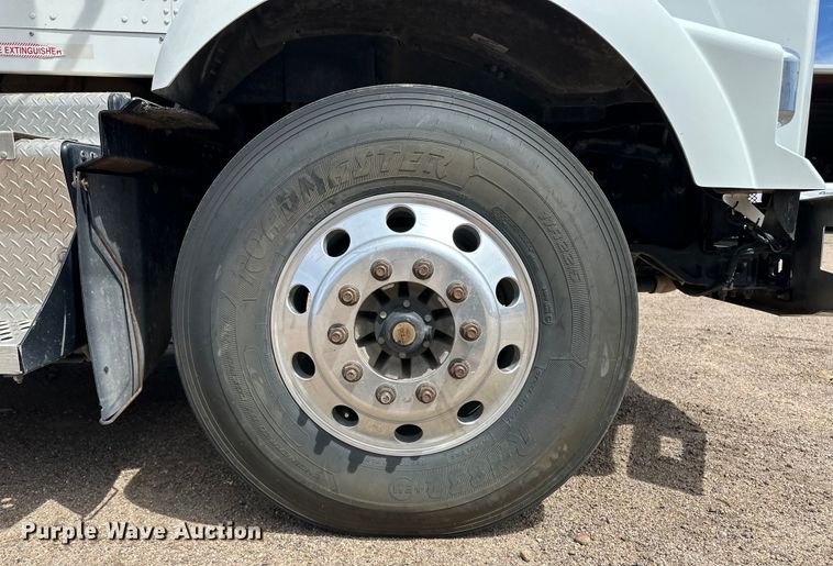 image for item OI9080 2013 Kenworth T800 semi truck