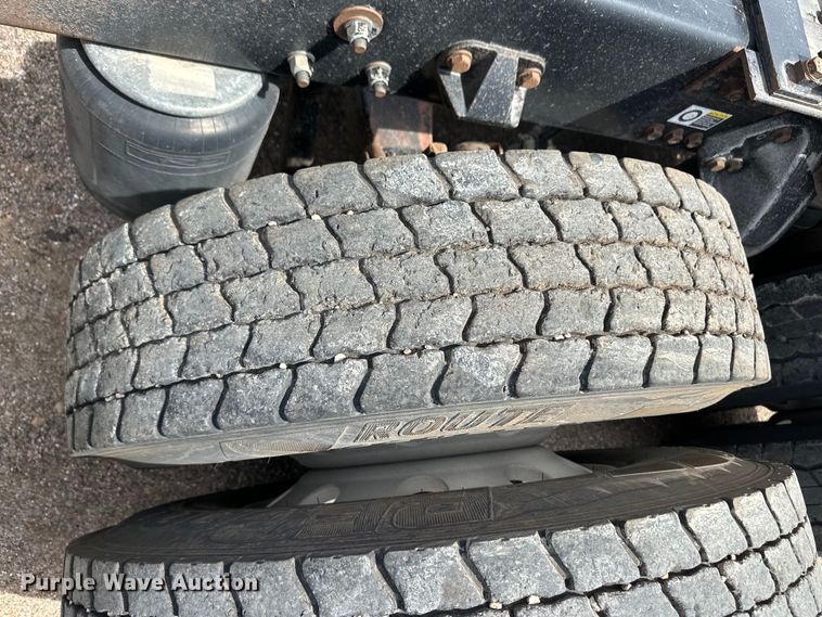 image for item OI9080 2013 Kenworth T800 semi truck