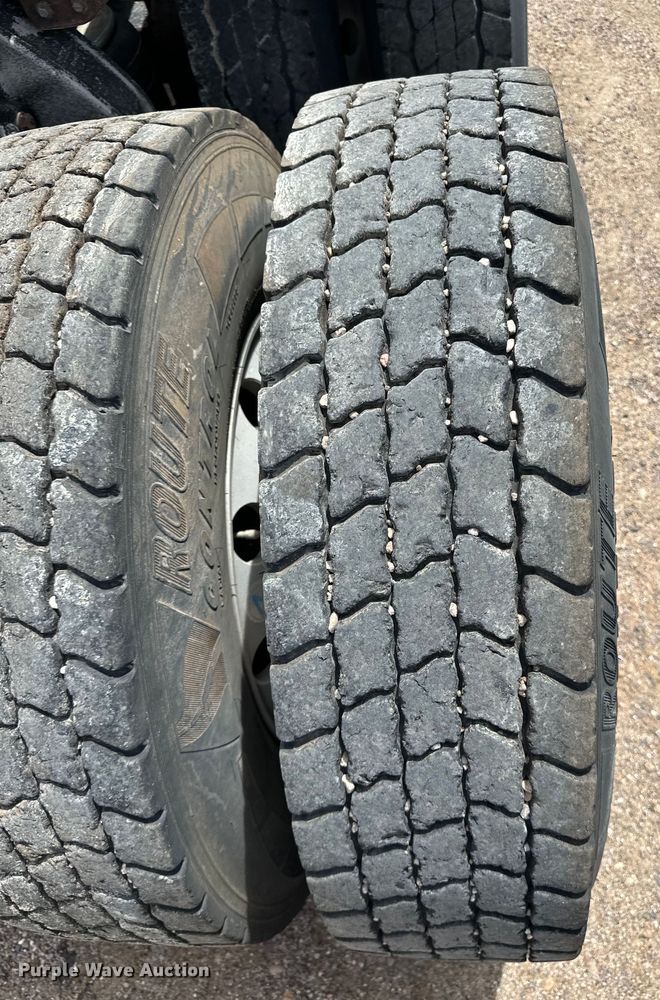 image for item OI9080 2013 Kenworth T800 semi truck