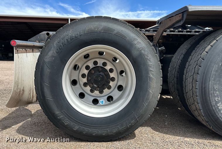 image for item OI9080 2013 Kenworth T800 semi truck