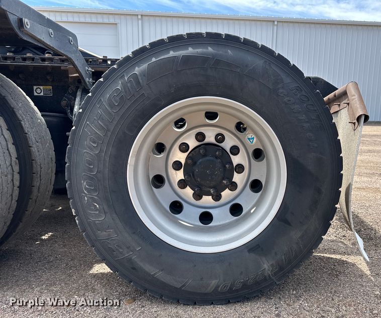 image for item OI9080 2013 Kenworth T800 semi truck