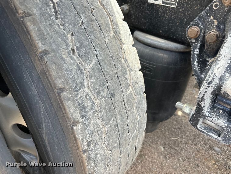 image for item OI9080 2013 Kenworth T800 semi truck