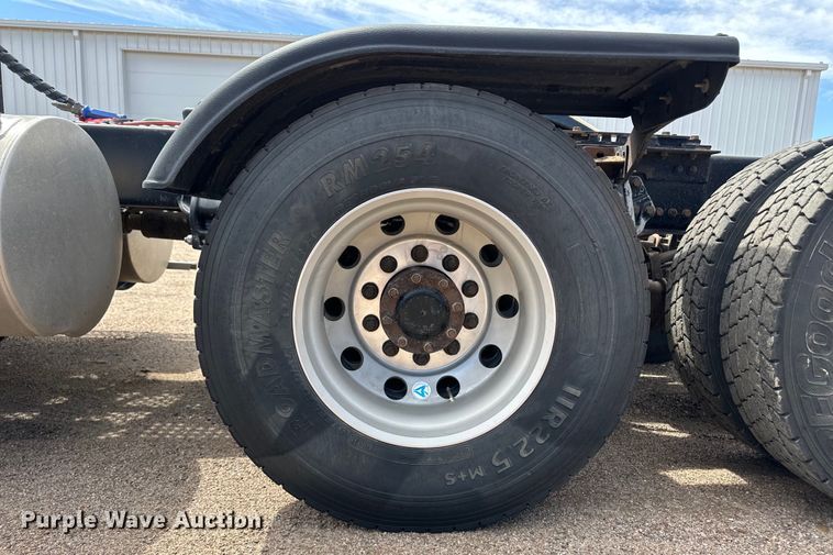 image for item OI9080 2013 Kenworth T800 semi truck