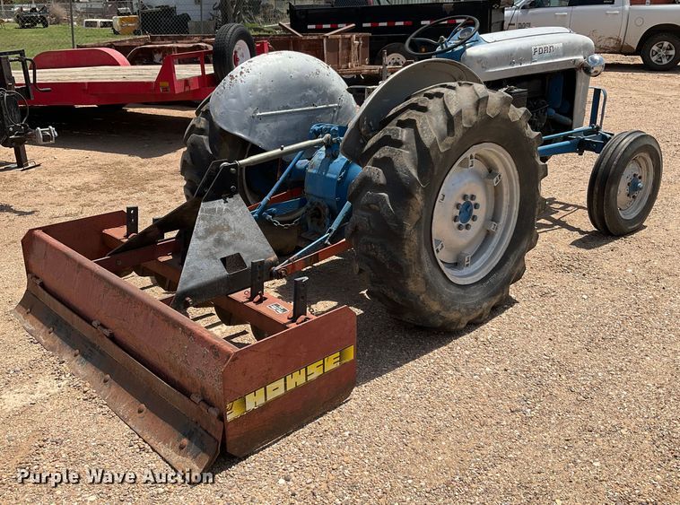 image for item DG4411 Ford 4000 tractor