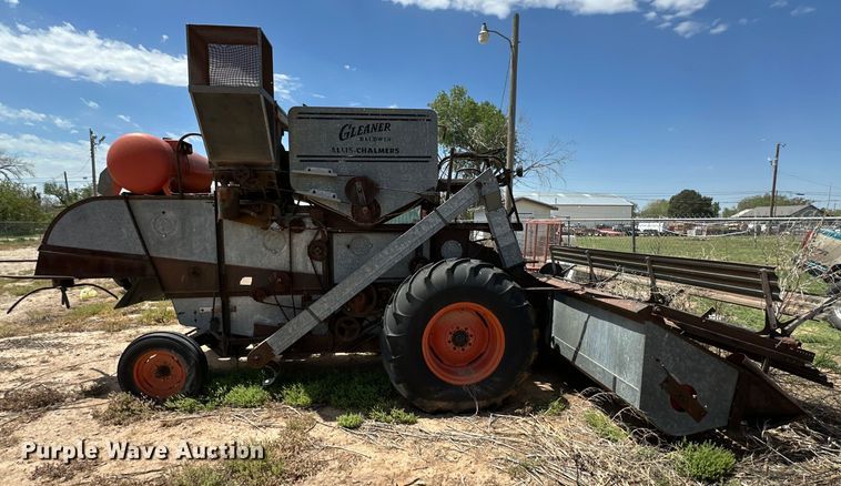 image for item DG4412 Allis-Chalmers Gleaner Baldwin combine