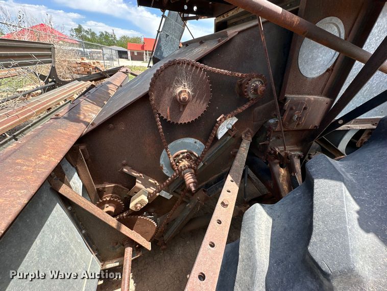 image for item DG4412 Allis-Chalmers Gleaner Baldwin combine