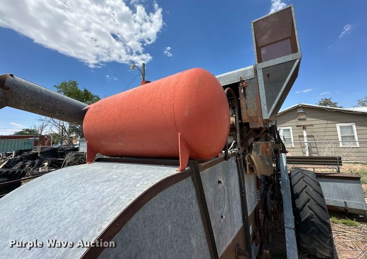 image for item DG4412 Allis-Chalmers Gleaner Baldwin combine