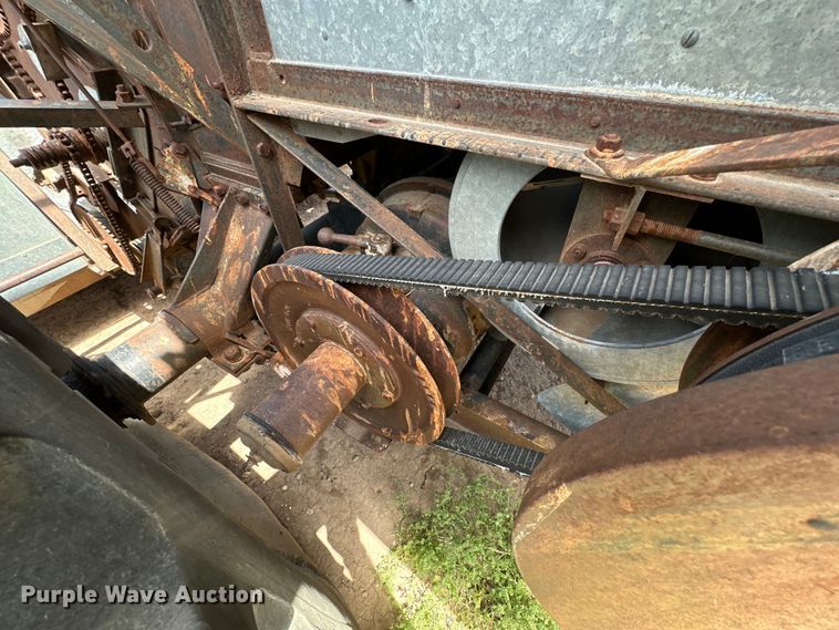 image for item DG4412 Allis-Chalmers Gleaner Baldwin combine