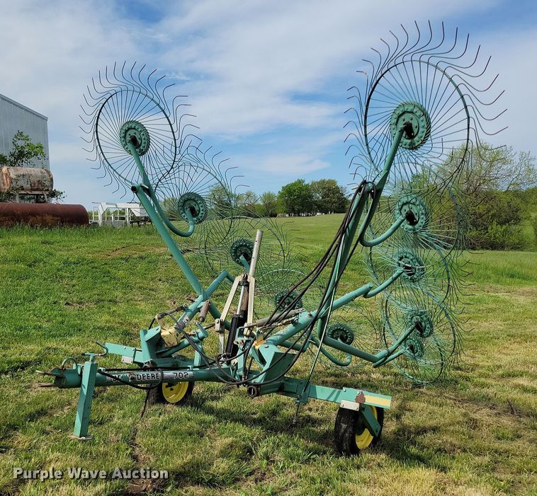 image for item DI3065 John Deere 702 hay rake