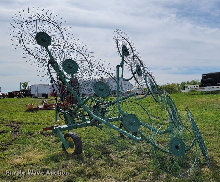 image for item DI3065 John Deere 702 hay rake