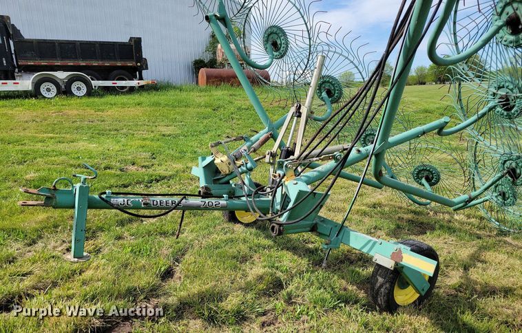 image for item DI3065 John Deere 702 hay rake