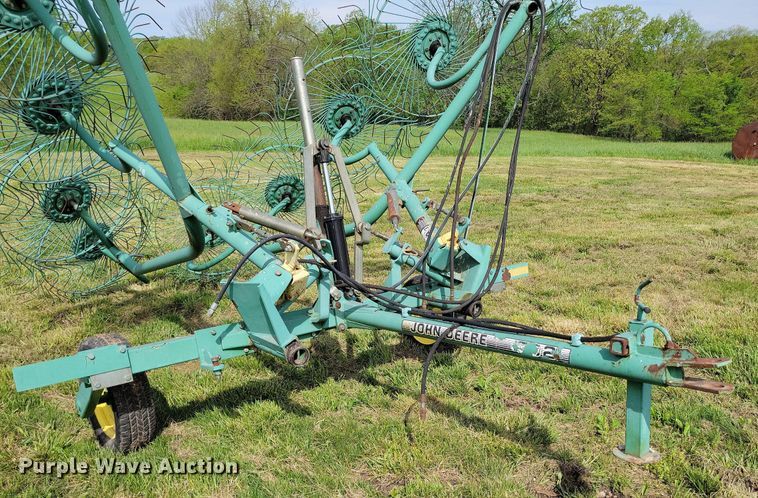 image for item DI3065 John Deere 702 hay rake