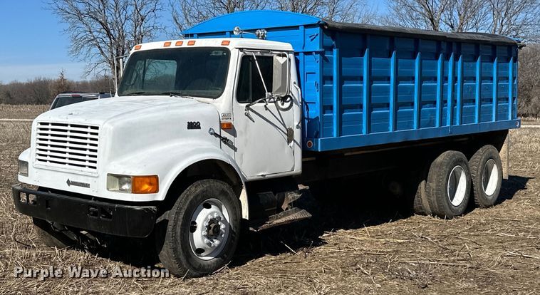 image for item DJ6237 2000 International  4700  grain truck