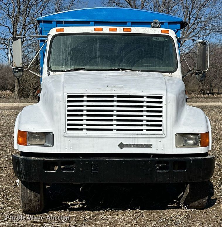 image for item DJ6237 2000 International  4700  grain truck