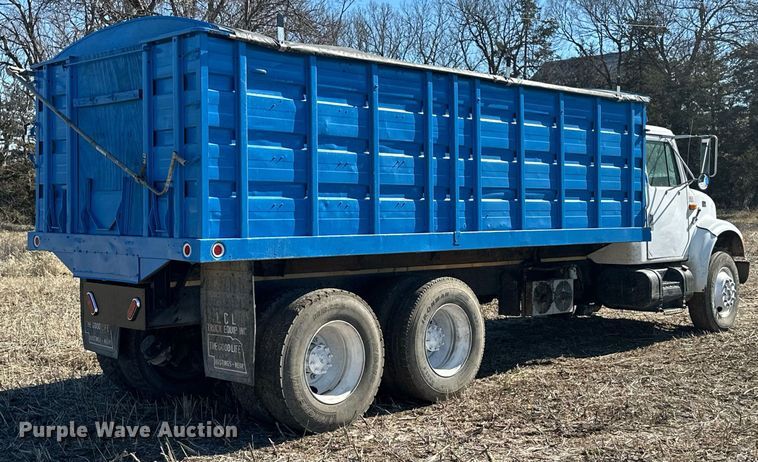 image for item DJ6237 2000 International  4700  grain truck