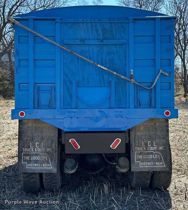 image for item DJ6237 2000 International  4700  grain truck