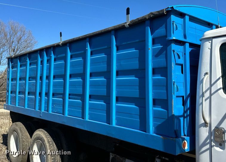 image for item DJ6237 2000 International  4700  grain truck