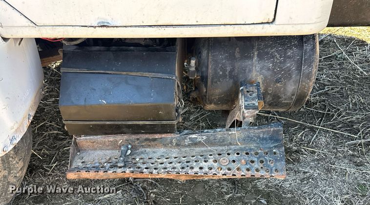 image for item DJ6237 2000 International  4700  grain truck